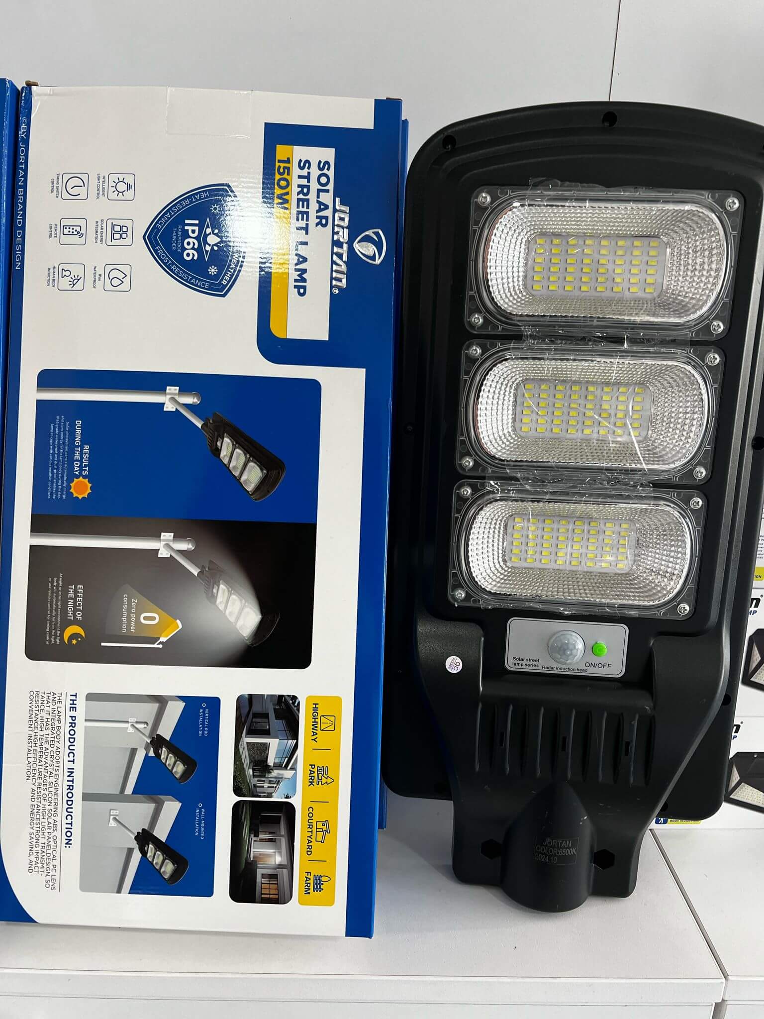 Lampa solara 150 W Jortan, telecomanda, panou integrat