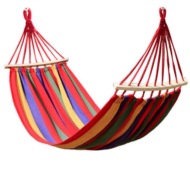 Hamac cu bara de lemn pentru o vara relaxanta