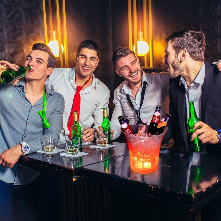 Frapiera LED cu boxa Bluetooth, efecte luminoase RGB, port USB